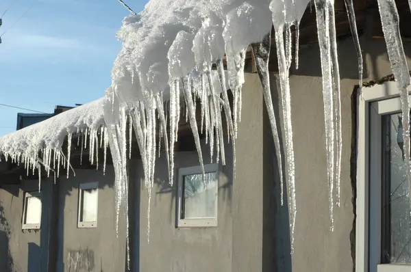 Eiszapfen hängen vom Dach — Stockfoto