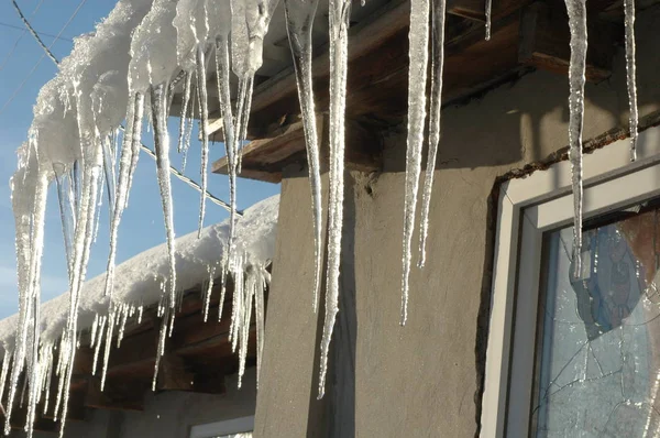 Eiszapfen hängen vom Dach — Stockfoto