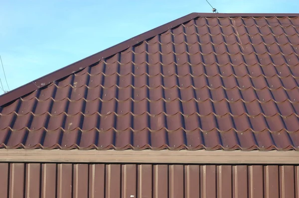Металлическая крыша с небом Стоковое Фото