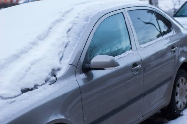 Modern araba yakın çekim, tamamen kar ile kaplı.