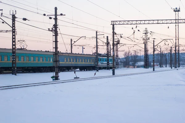 Yolcu Treni Karla Kaplı Raylar Kış Akşamları Yayılıyor — Stok fotoğraf