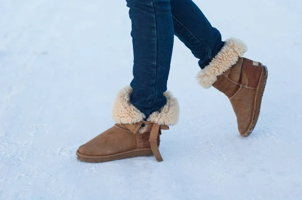 Beine Eines Mädchens Mit Braunen Schuhen Schnee — Stockfoto