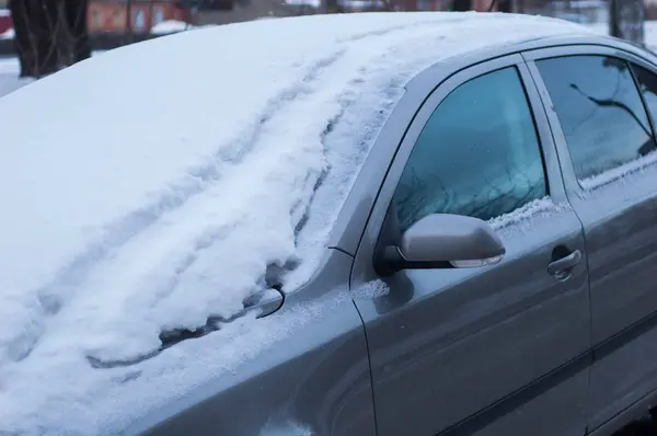 Primer Plano Coche Moderno Cubierto Completamente Nieve — Foto de Stock