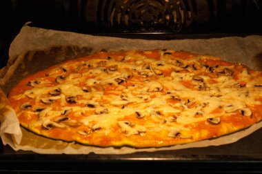 Klasik mantar pizza fırında pişmiş.