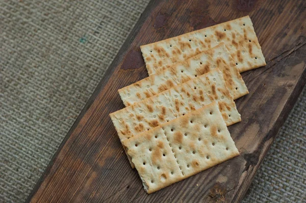 Diversi Biscotti Cracker Uno Sfondo Legno Semplice — Foto Stock