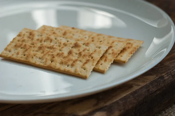 Plusieurs Biscuits Craquelins Sur Une Assiette Blanche Sur Fond Bois — Photo