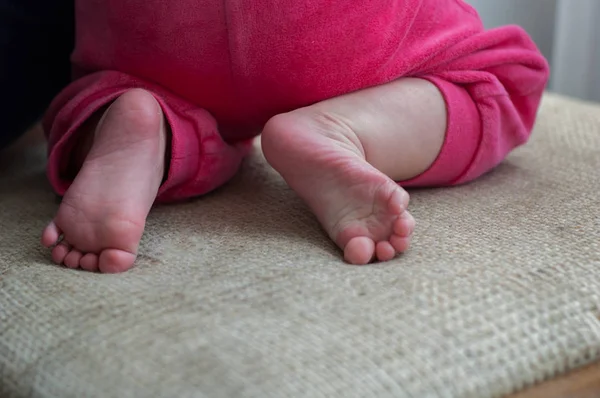 Ноги Маленькой Девочки Крупным Планом Нейтральном Фоне — стоковое фото