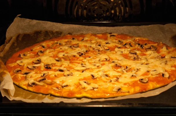 Klassische Pilzpizza Wird Ofen Gebacken — Stockfoto
