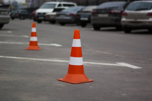 道路上的汽车护栏橙色和白色 — 图库照片