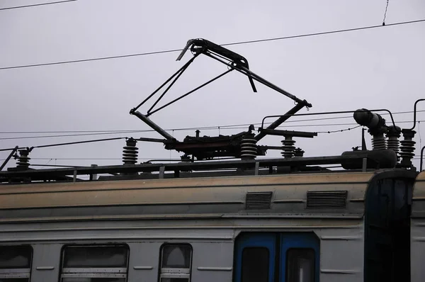 电动火车特写镜头上的电流收集器 — 图库照片