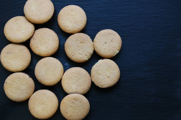 Beaucoup Biscuits Ronds Sur Fond Noir — Photo