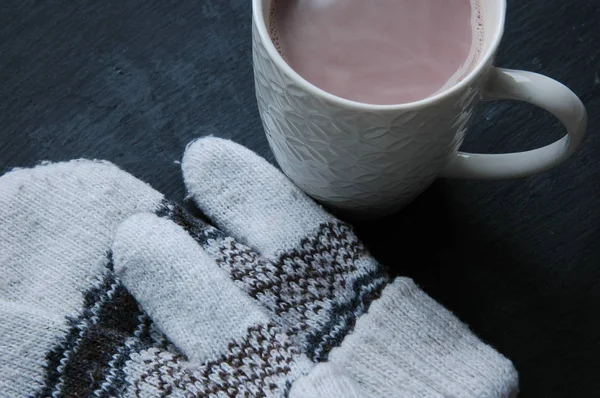 Weiße Strickhandschuhe Und Eine Tasse Kaffee Auf Schwarzem Hintergrund — Stockfoto