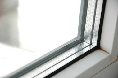 Plastik Çift sır beyaz pencere portre doğa arka plan üzerinde.