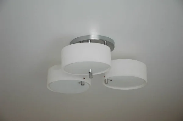 Кругла Біла Лампа Стелі Кімнаті — стокове фото