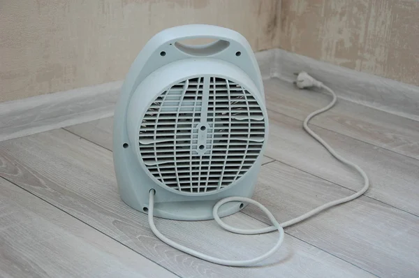 Oda katta bir fan ile kompakt bir elektrikli ısıtıcı.