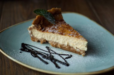 Cheesecake nane ve bir plaka üzerinde çikolata sosu ile.