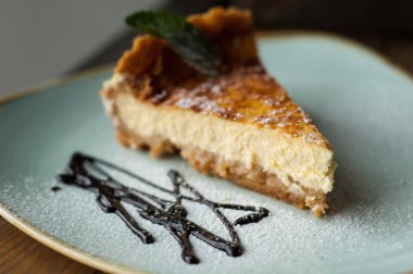 Cheesecake nane ve bir plaka üzerinde çikolata sosu ile.