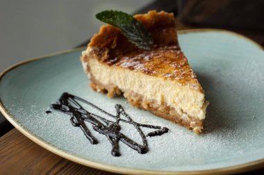 Cheesecake nane ve bir plaka üzerinde çikolata sosu ile.