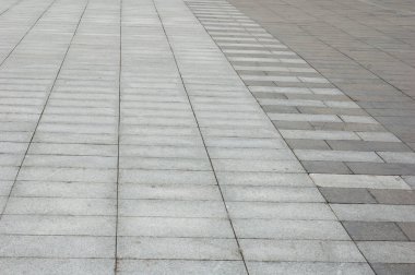 Arka plan: büyük kiremit sokakta.