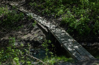 Küçük bir köprüden diğer tarafa dere.