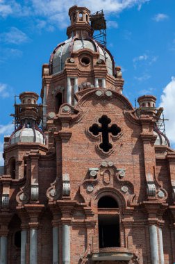 Yapım aşamasında gökyüzüne karşı büyük bir Katolik Kilisesi.