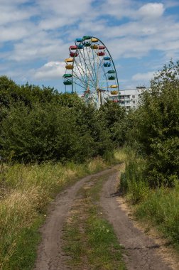 Görünümün parkta küçük bir tekerlek.