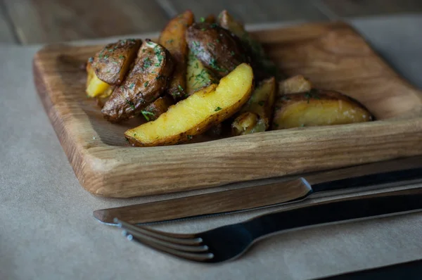 Ahşap bir yüzey üzerinde kızarmış patates dilimleri.