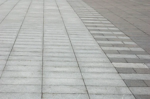 Arka plan: büyük kiremit sokakta.