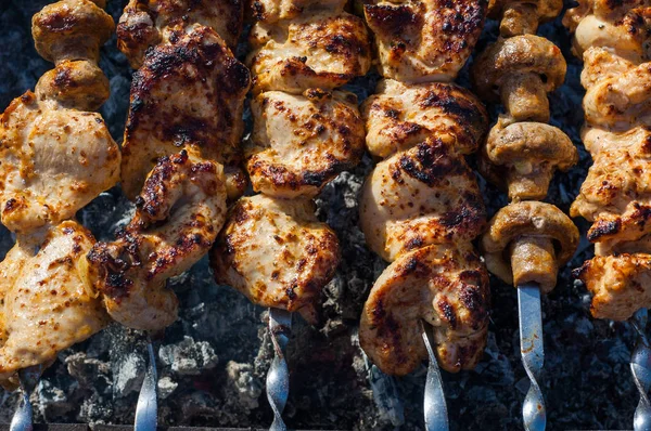 Şiş kebap shompura üzerinde ızgarada pişirilir.