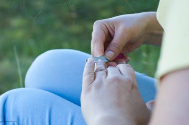 Bir kızın tırnaklarının doğada bir manikür yaptığı.