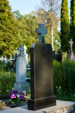 Eski anıtlar ve klasik Avrupa Katolik Mezarlığı üzerinde haçlar.