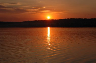 Yaz manzara: batan güneşin ışınları göle.