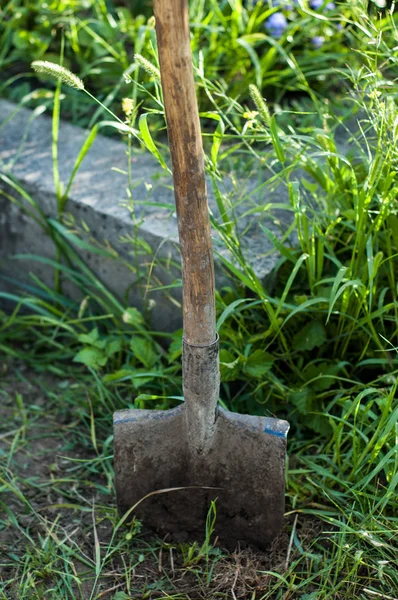 Küreği yere bir noktasıyla içine itme.