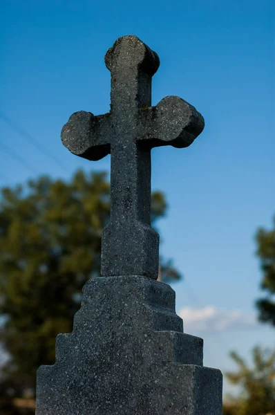 Alte Denkmäler Und Kreuze Auf Dem Klassisch Europäischen Katholischen Friedhof — Stockfoto