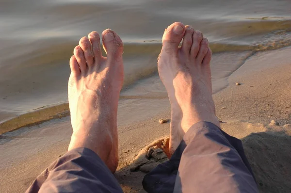 Мужские Ноги Фоне Морских Волн — стоковое фото