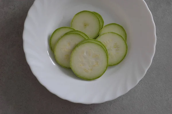 Schneiden Sie Die Ringe Von Frischem Kürbis Einen Weißen Teller — Stockfoto