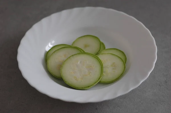 Beyaz Bir Plaka Taze Squash Halkaları Kes — Stok fotoğraf