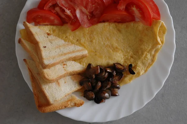 Breakfast Omelet Mushrooms Tomatoes Bread — Stock Photo, Image