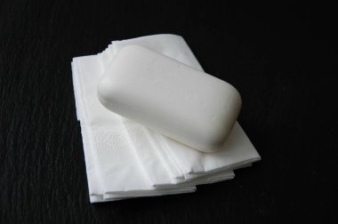 Sabun ve burun siyah bir zemin üzerine peçete.