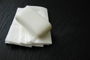 Sabun ve burun siyah bir zemin üzerine peçete.