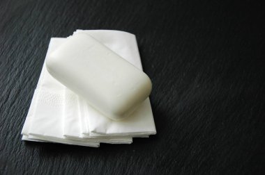 Sabun ve burun siyah bir zemin üzerine peçete.