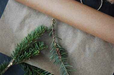 Ambalaj malzemeleri hediyeler için: parşömen kağıt, sicim, dekor.