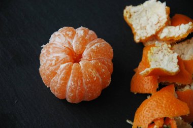 Siyah bir zemin üzerine birkaç mandalina yakın çekim.