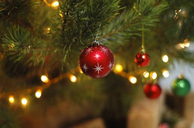 Oyuncaklar Noel ağacı yakın çekim yuvarlak şenlikli.