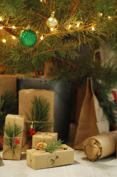 Красивые Подарки Лежат Новогодней Елкой — стоковое фото