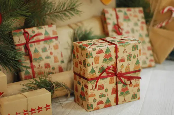 Prachtige Geschenken Liggen Onder Het Nieuwe Jaar Boom — Stockfoto