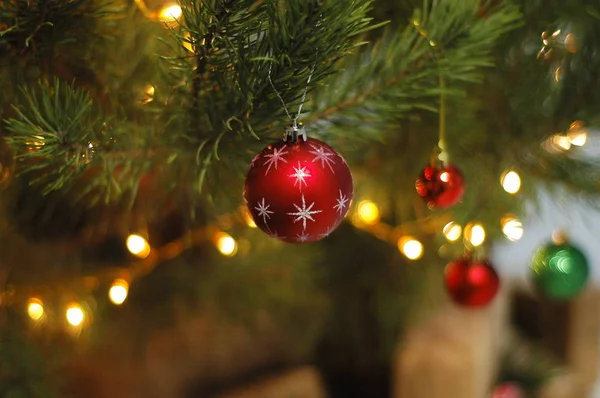 Oyuncaklar Noel ağacı yakın çekim yuvarlak şenlikli.