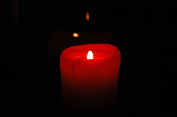 Eine Schöne Kerze Brennt Völliger Dunkelheit — Stockfoto