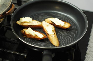 Şenlikli bir yemek hazırlama süreci: yemekleri, Garson, sandviç, salata.