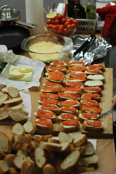 Processo Preparar Jantar Festivo Pratos Servindo Sanduíches Saladas — Fotografia de Stock